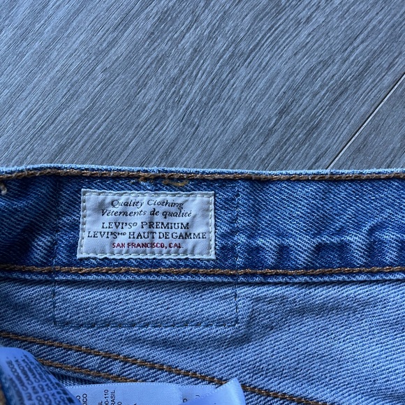 Women’s  Distressed Blue Levi’s jeans - Picture 3 of 4